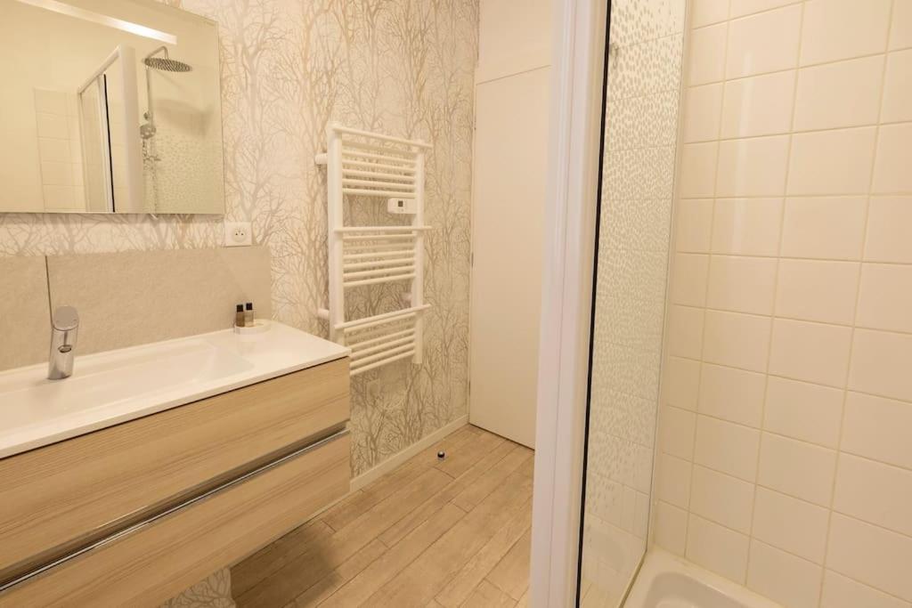 Le Cosy C - T2 Tout Equipe - Centre-Ville Gare Montluçon Zewnętrze zdjęcie